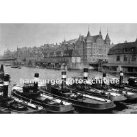 01147744 Schlepper liegen unter Dampf im Zollkanal | Binnenhafen - historisches Hafenbecken in der Hamburger Altstadt.